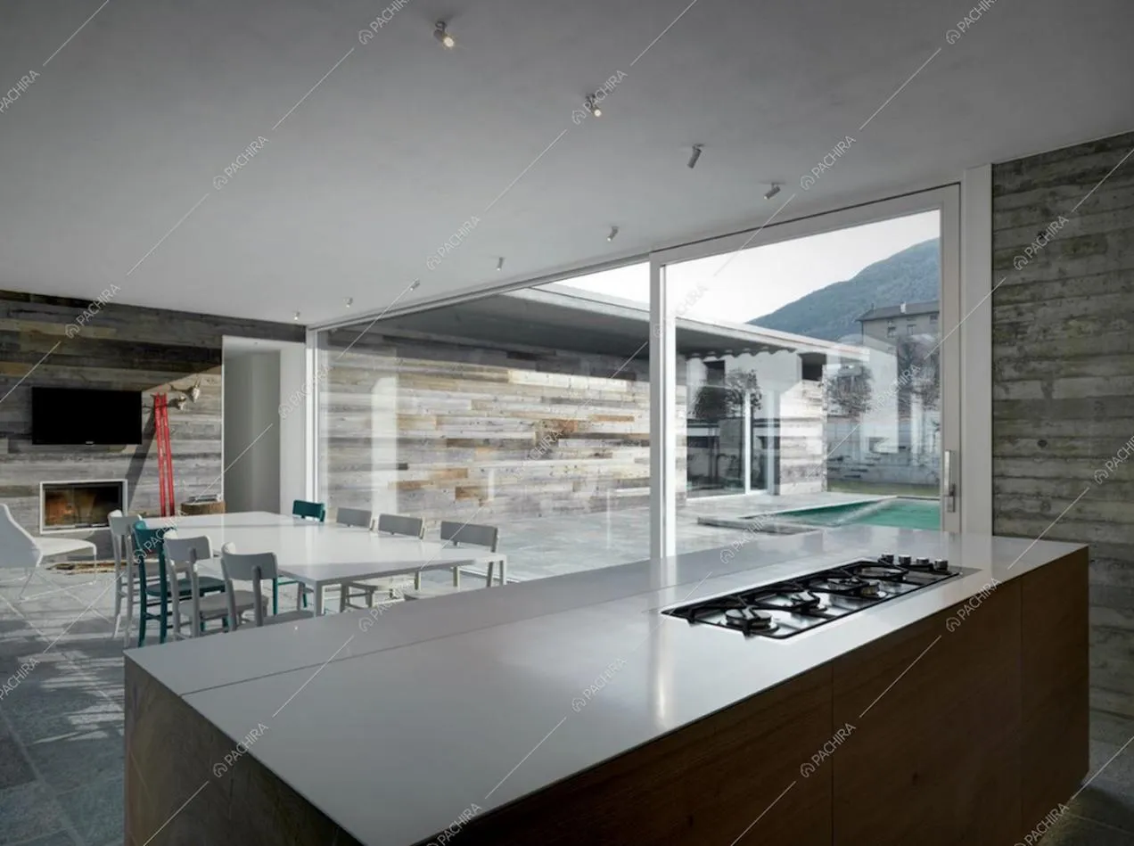 Cucina a isola con fornelli della Location Tecoma