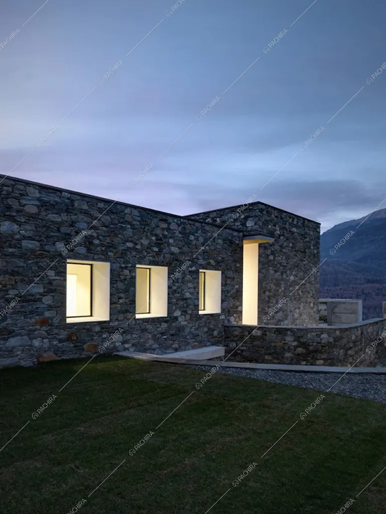 Finestre illuminate della Villa Tecoma
