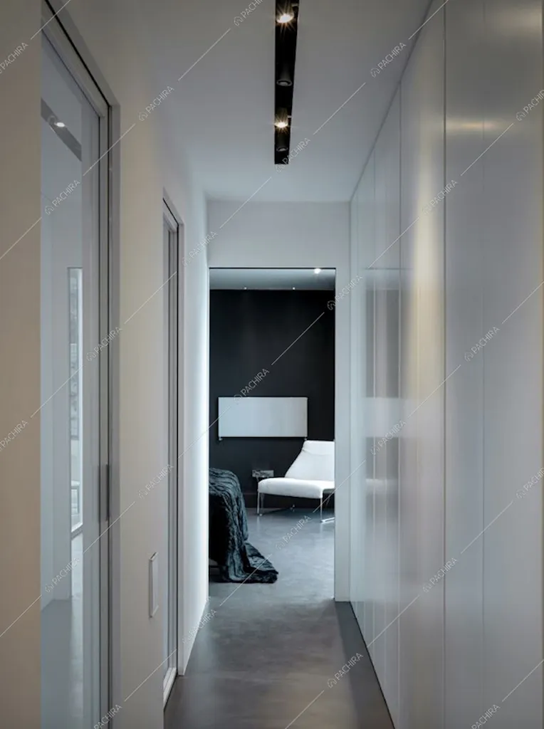 Corridoio bianco con elementi di design