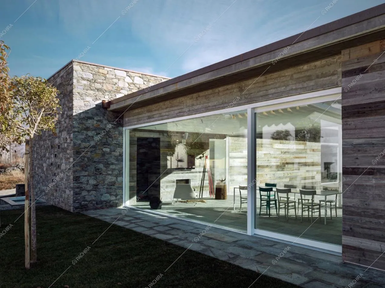 Le Vetrate di questa Villa moderna riflettono la luce