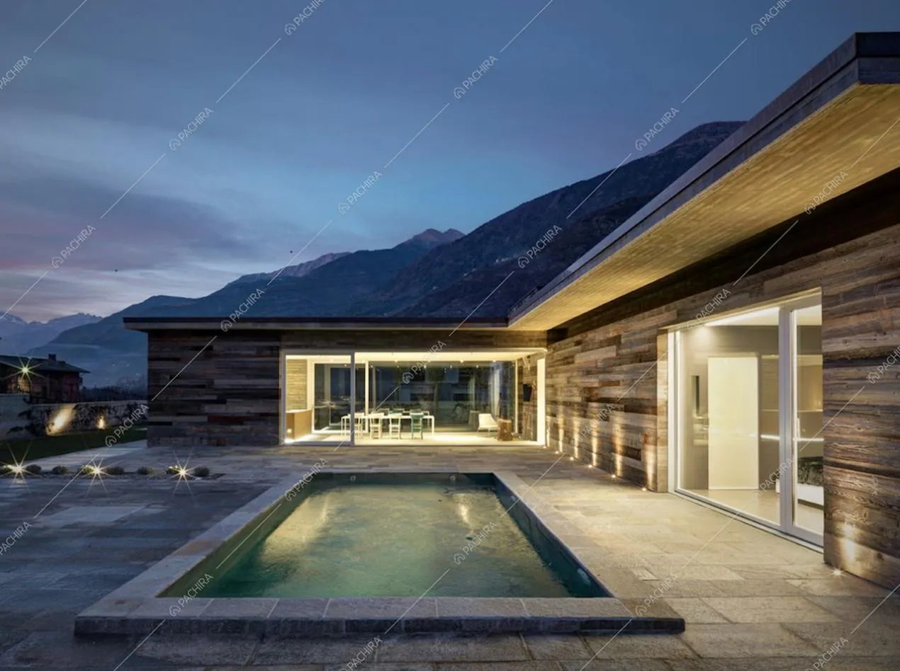 Gli esterni illuminati di questa splendida Villa moderna