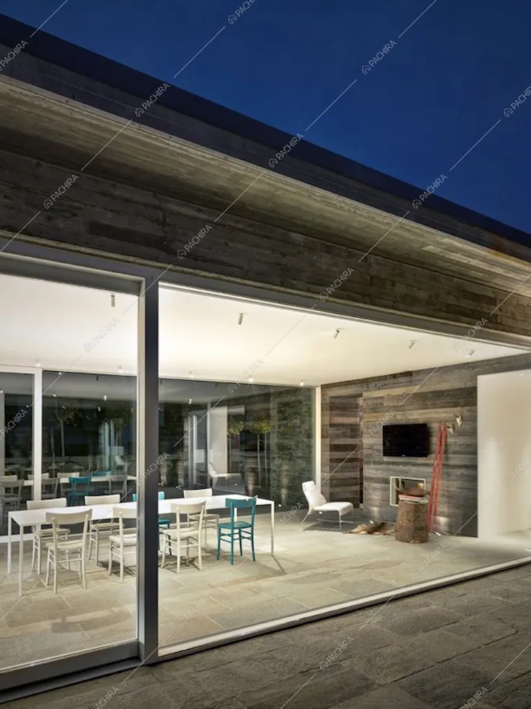La vista del living dalle vetrate della Villa
