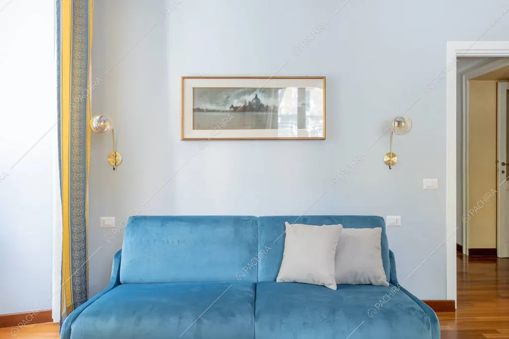 Divano azzurro dell'appartamento Crescione, location in stile contemporaneo a Roma