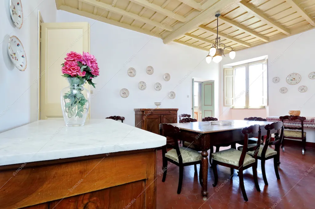 Sala da pranzo con travi a vista