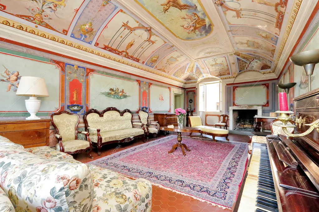 Sala affrescata con tappeto d'epoca