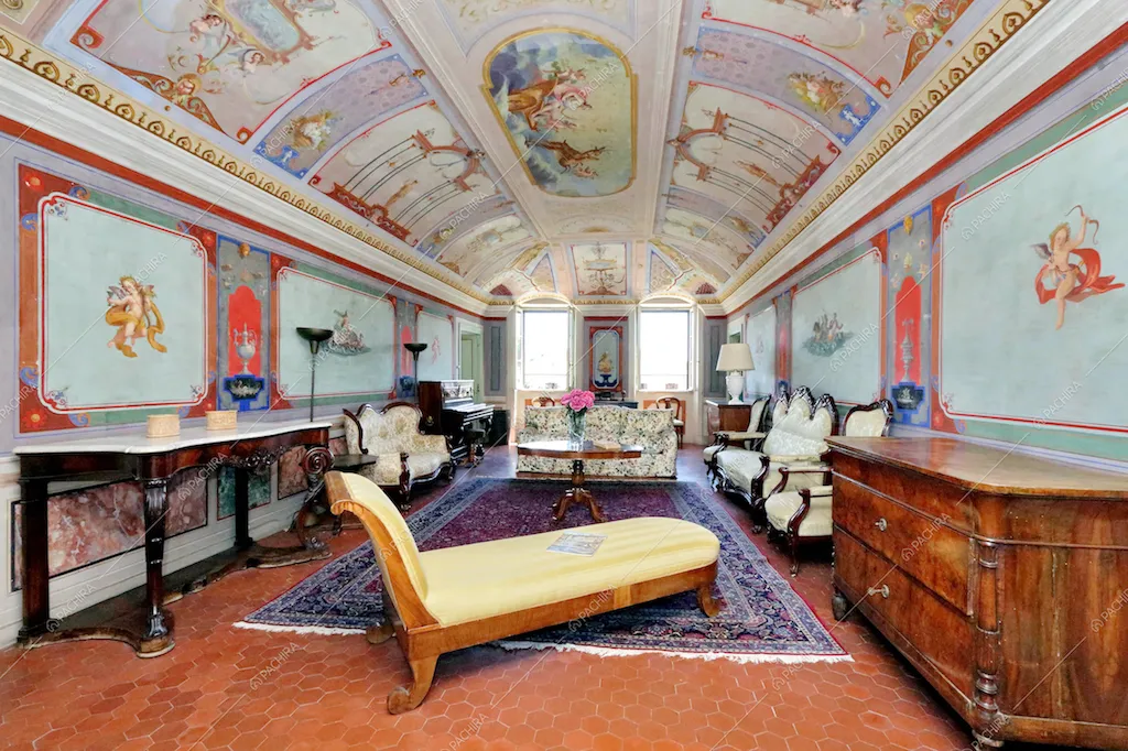 Affreschi e colori in questa dimora storica vicino a Roma