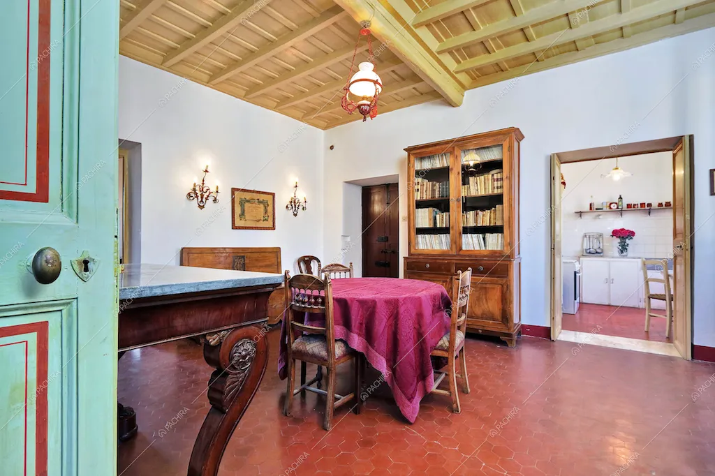 Sala da pranzo con vista cucina
