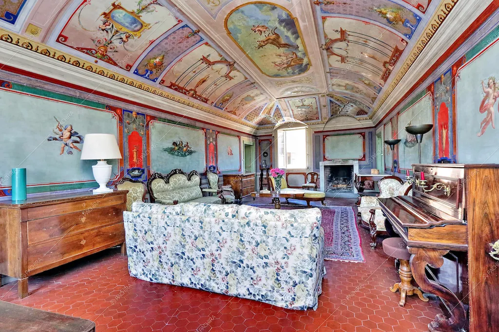 Pianoforte in legno e affreschi d'epoca