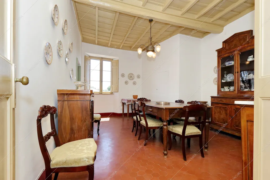 Sala da pranzo con mobili in stile classico