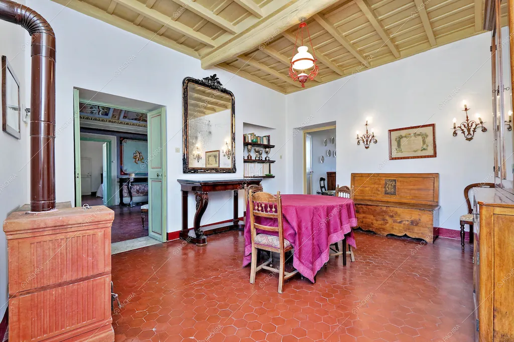 Arredi d'epoca nella piccola sala da pranzo della Location Tormentilla
