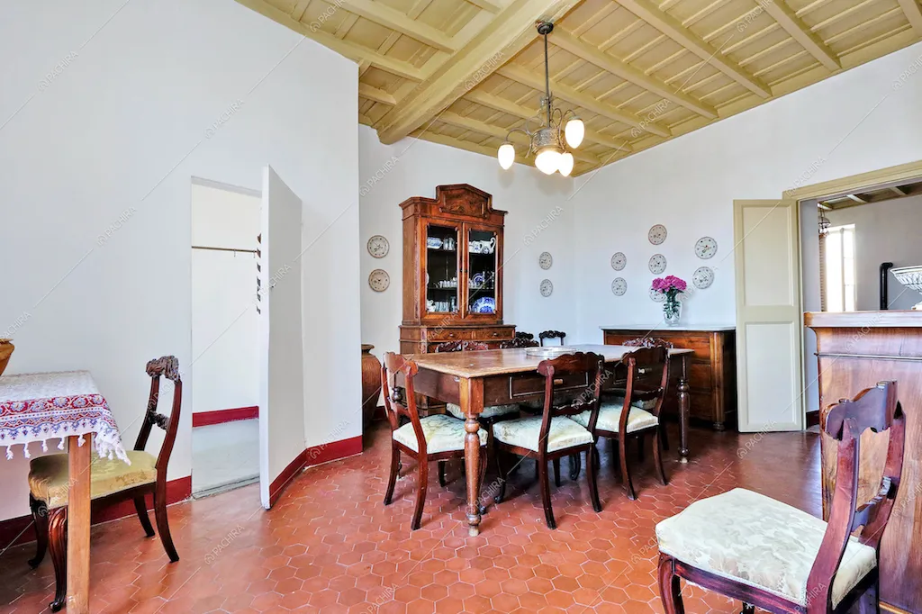 Sala da pranzo con arredi d'epoca