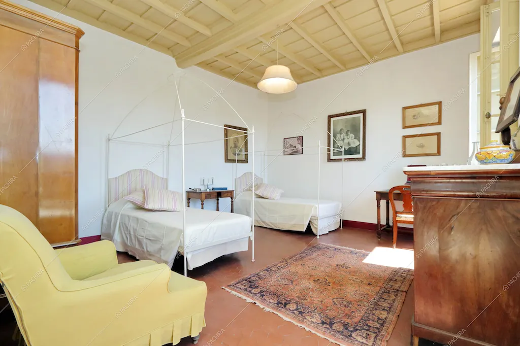 Cameretta d'epoca con soffitto a travi a vista