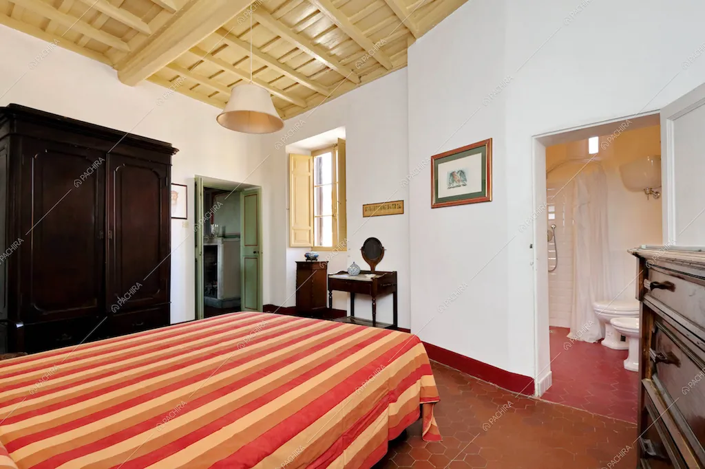 Letto matrimoniale e vista sul bagno