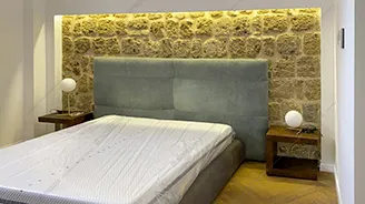 Camera da letto dell'appartamento Carnelian, location in stile contemporaneo a Caserta