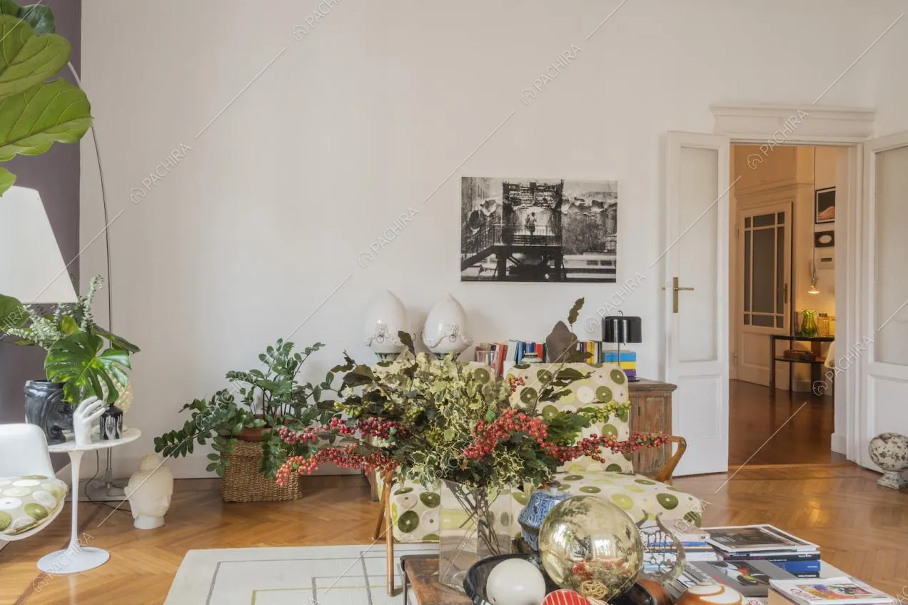 Piante e arredi in stile contemporaneo in accogliente stabile anni '20 