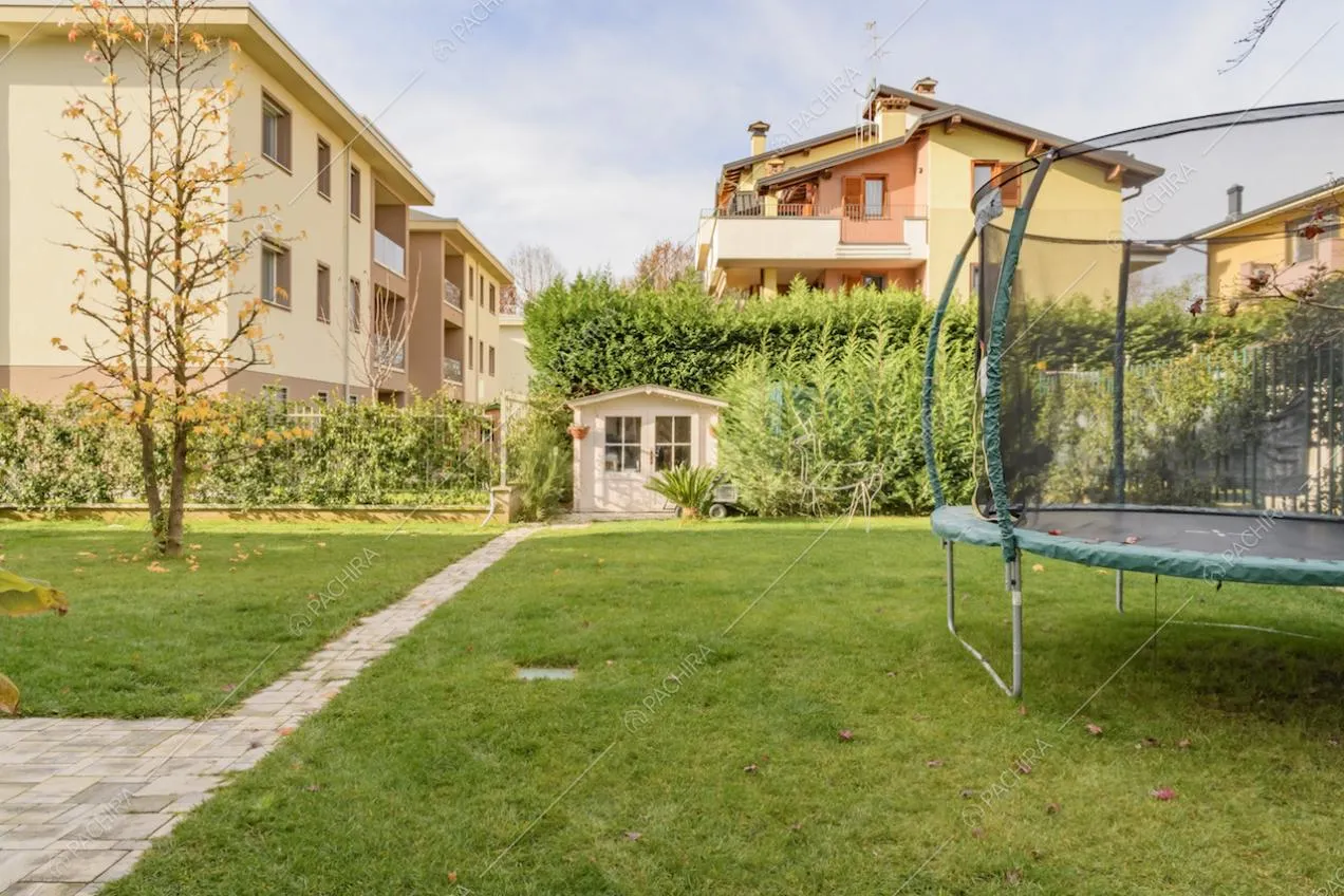 Trampolino nel giardino