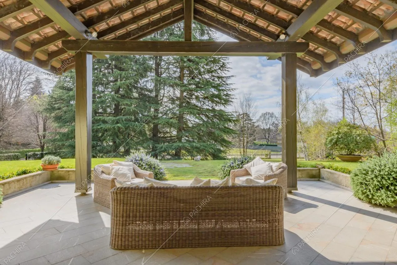 Salotto da esterni nella veranda con vista sul parco
