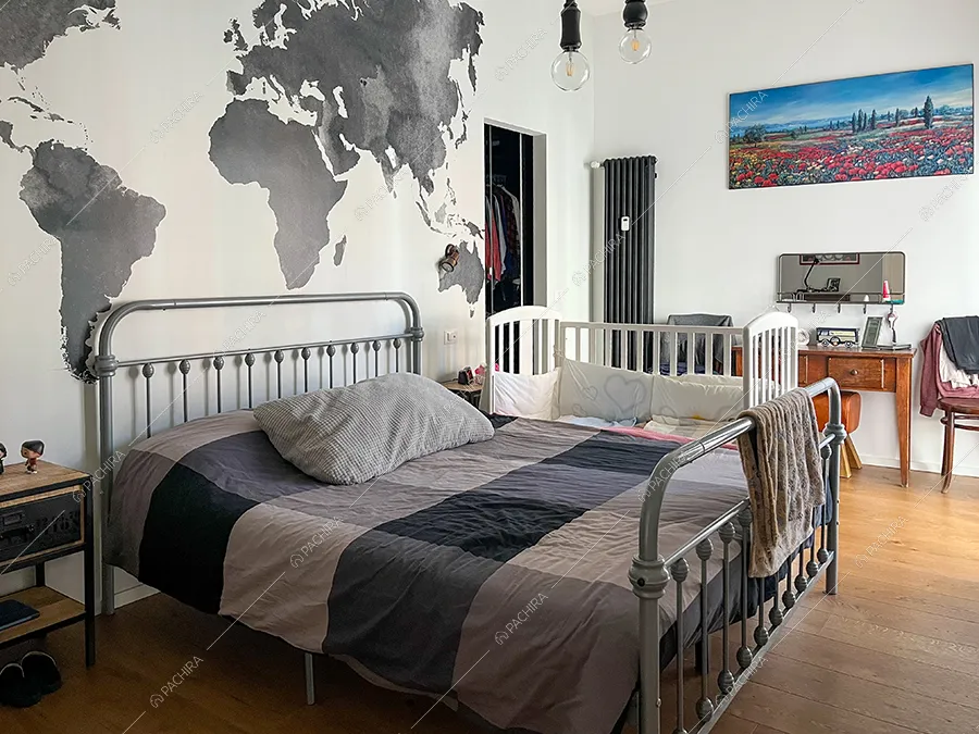 Camera da letto dell'appartamento Orange, location in stile industriale a Roma