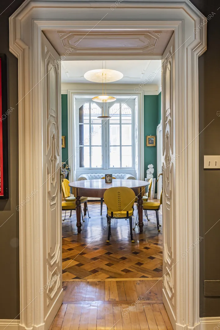 Scorcio sulla sala da pranzo dal corridoio