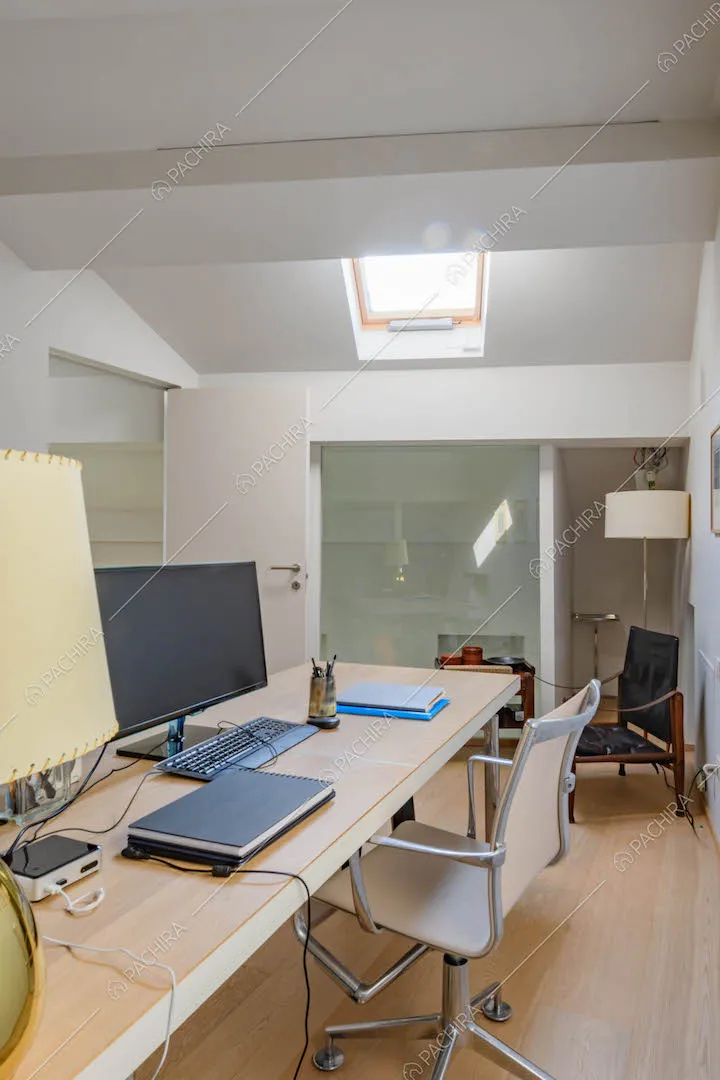 Studio con scrivania, pavimento in parquet e lucernario