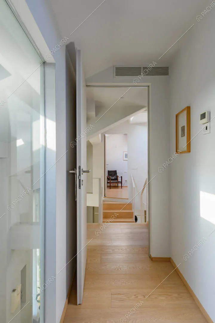 Vista sul corridoio con pavimento in parquet che conduce alle scale