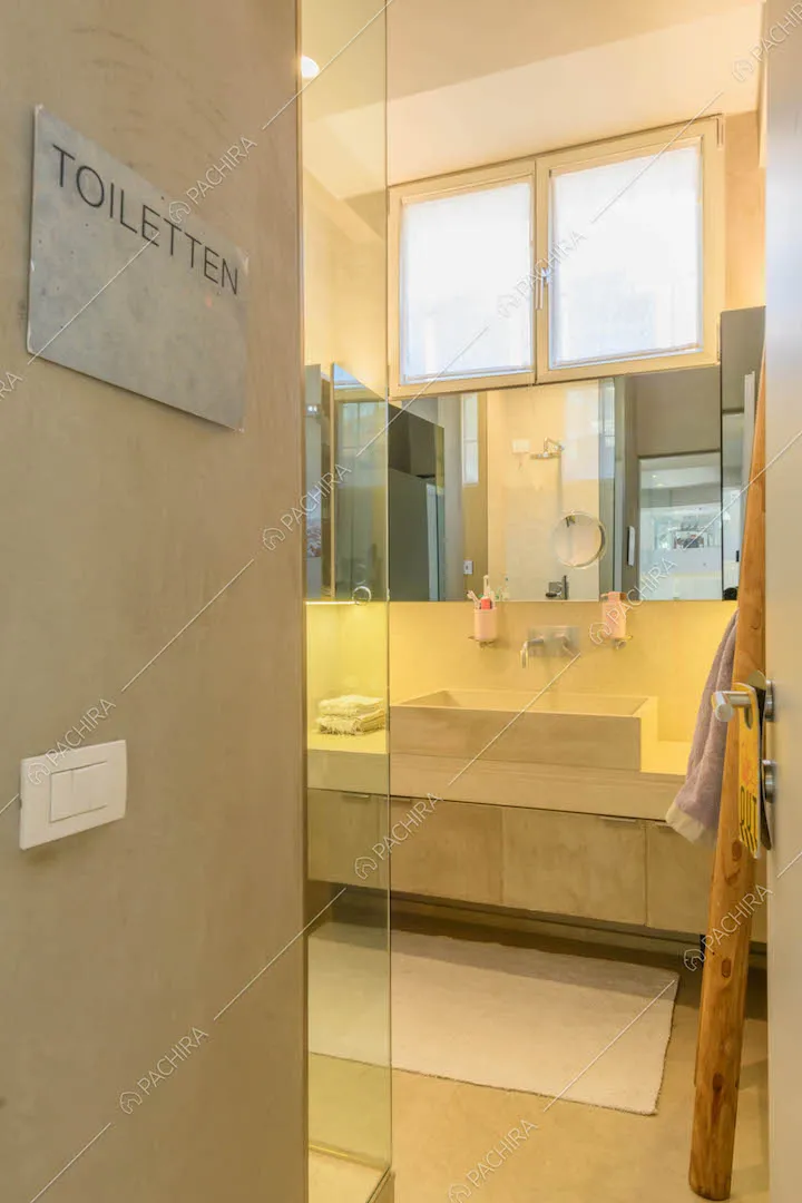 Luminoso bagno con mobile sospeso e box doccia