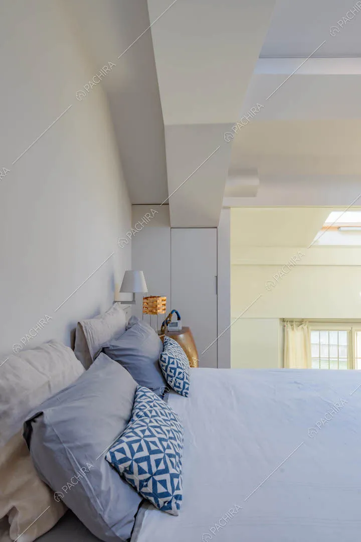 Luminosa camera da letto matrimoniale con parete in vetro