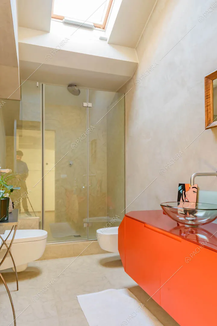 Bagno con grande box doccia, lucernario e mobile rosso