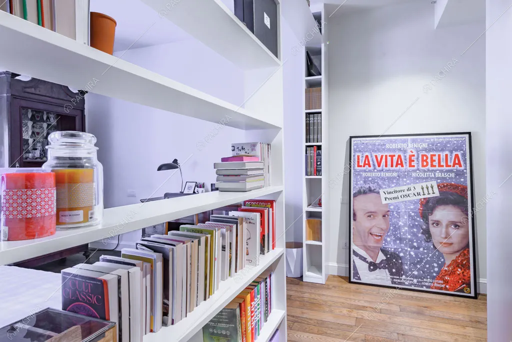 Libreria dell'appartamento Tramontana, location in stile contemporaneo a Milano