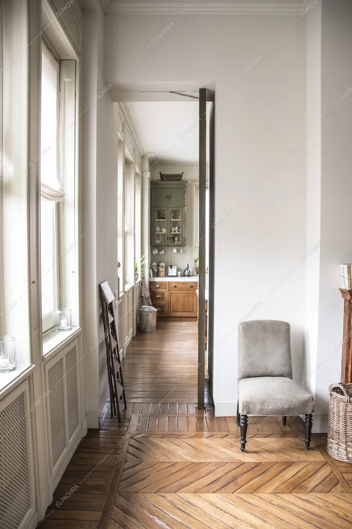 Corridoio e pavimento in parquet a spina