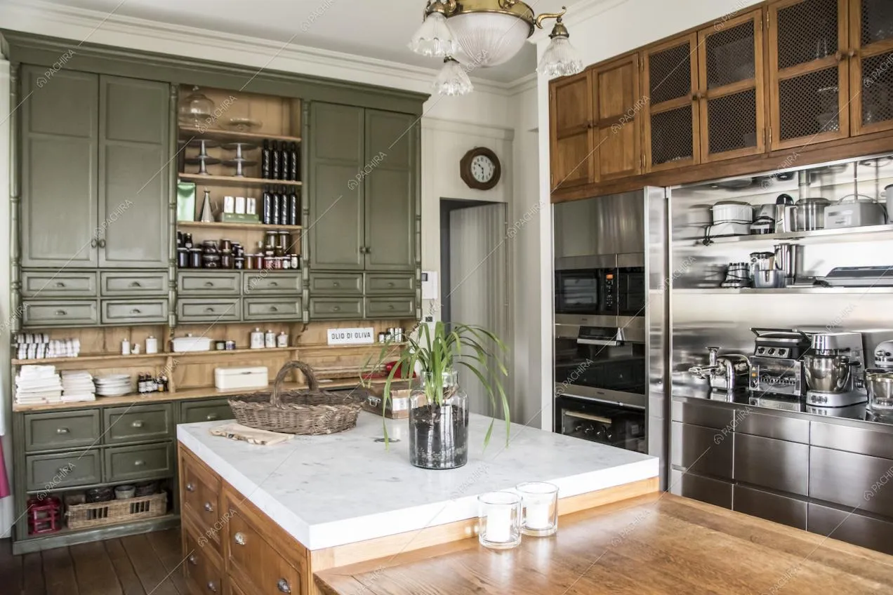 Cucina con isola centrale in questo appartamento a Milano