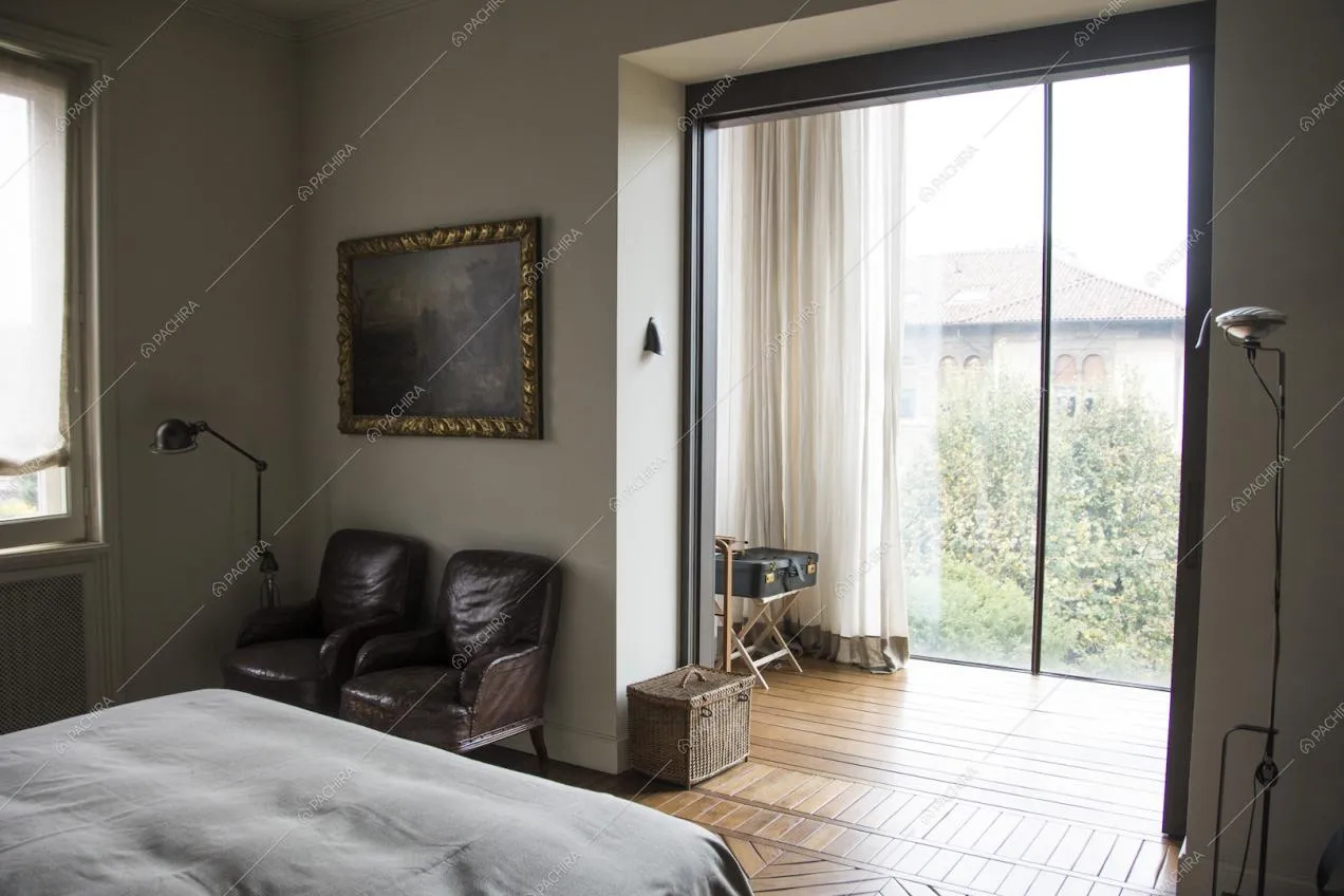 Camera da letto con luminose vetrate