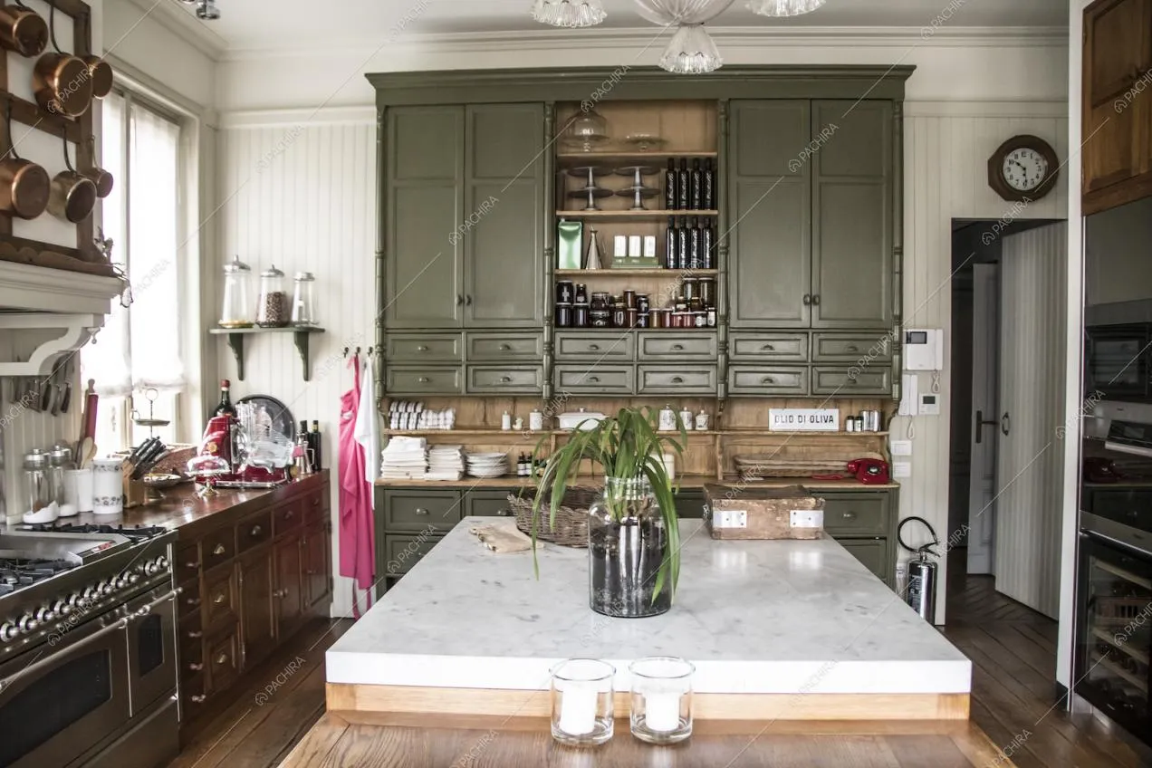 Cucina con isola in stile Inglese