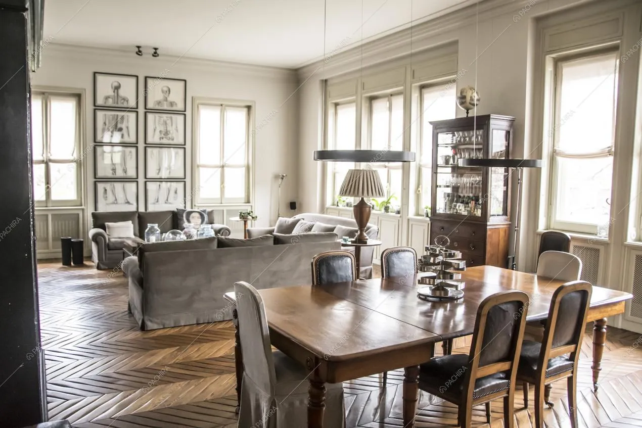 Salotto con pavimento in parquet