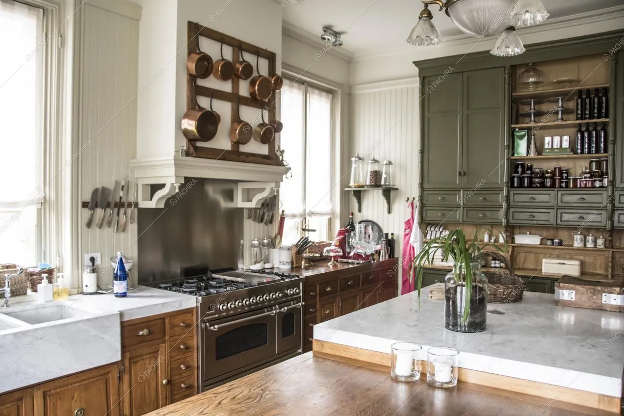 Cucina con fornelli a gas in stile country