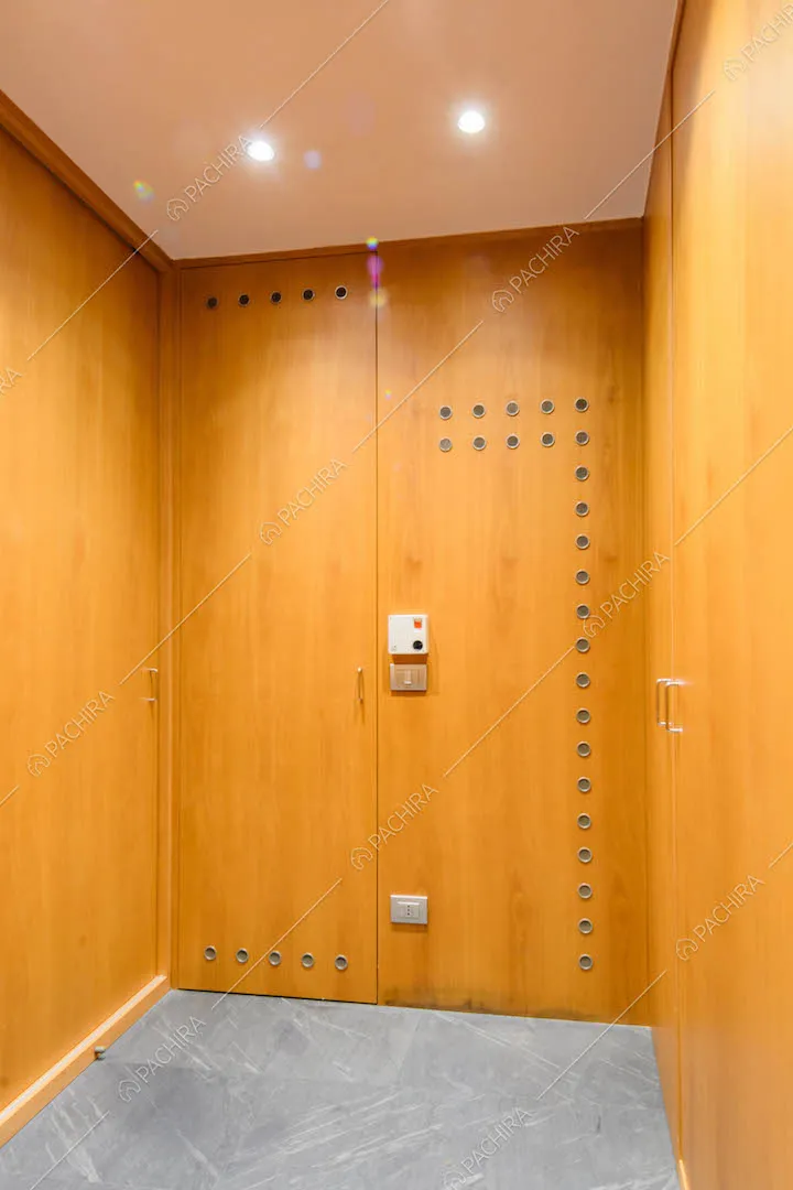 Atrio con pareti e porta in legno