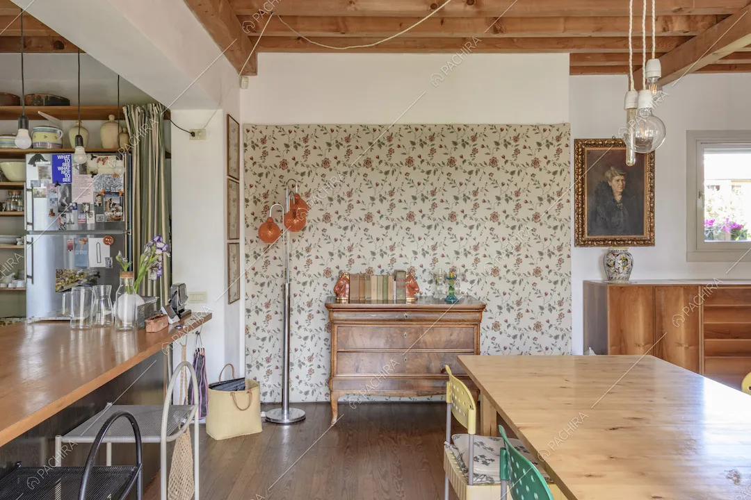 Carta da parati e travi a vista in cucina