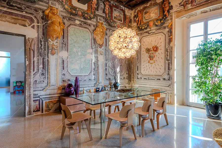 Zona pranzo della villa Mayon, location in stile moderno a Milano