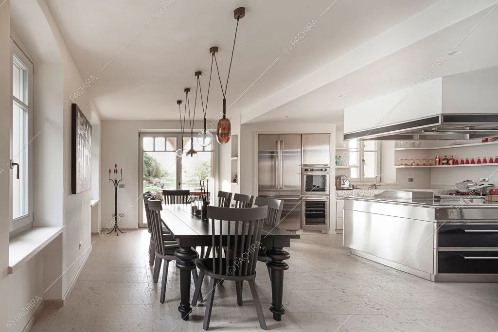 Cucina a vista della villa Ghibli, location in stile contemporaneo a Verona
