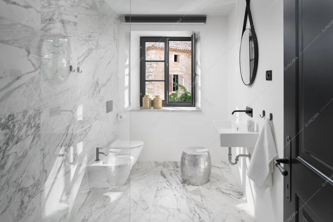 Il bagno in marmo bianco della Location Pruno