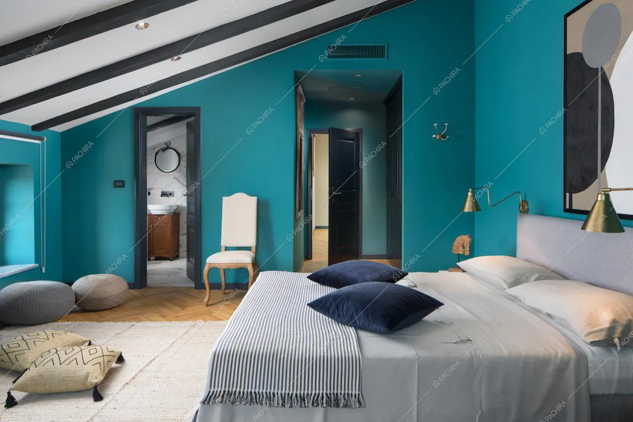 Camera da letto con mansarda e travi a vista