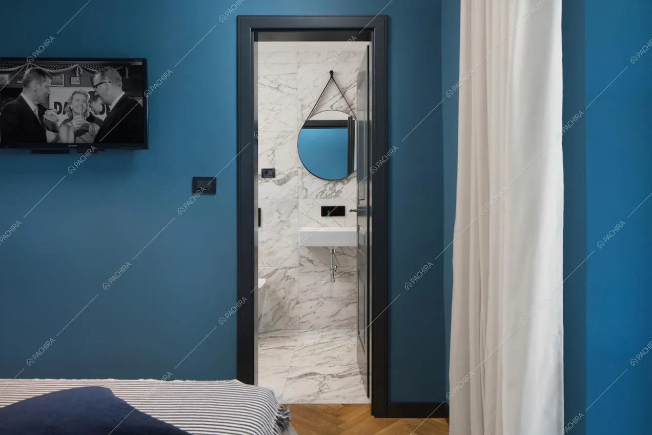L'antibagno con le pareti azzurre