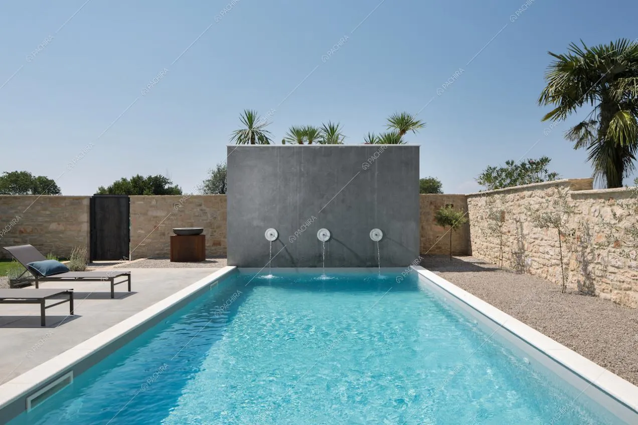 La grande piscina esterna della Location Pruno