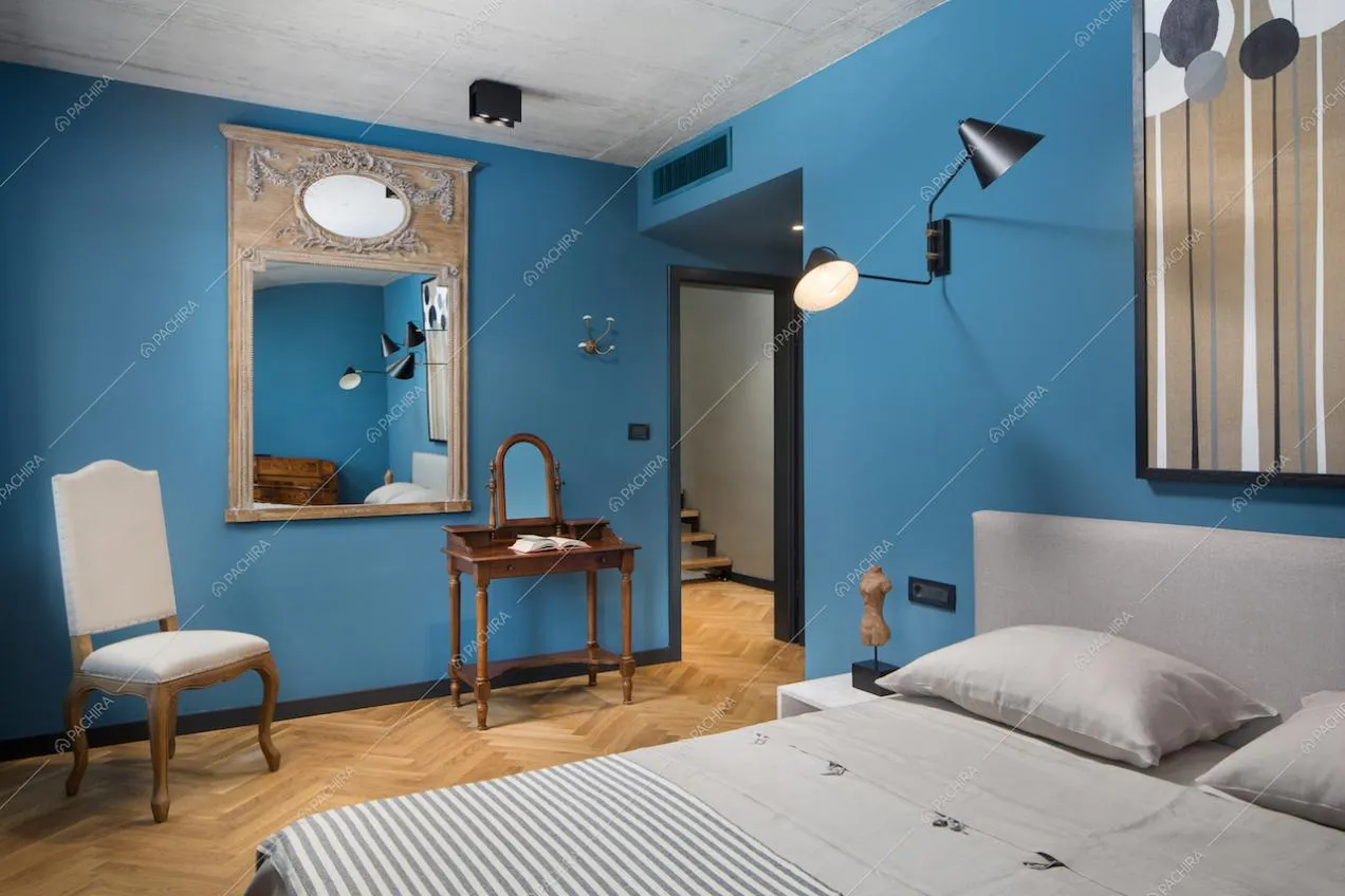 Lo specchio classico sulle pareti azzurre di questa Villa Moderna