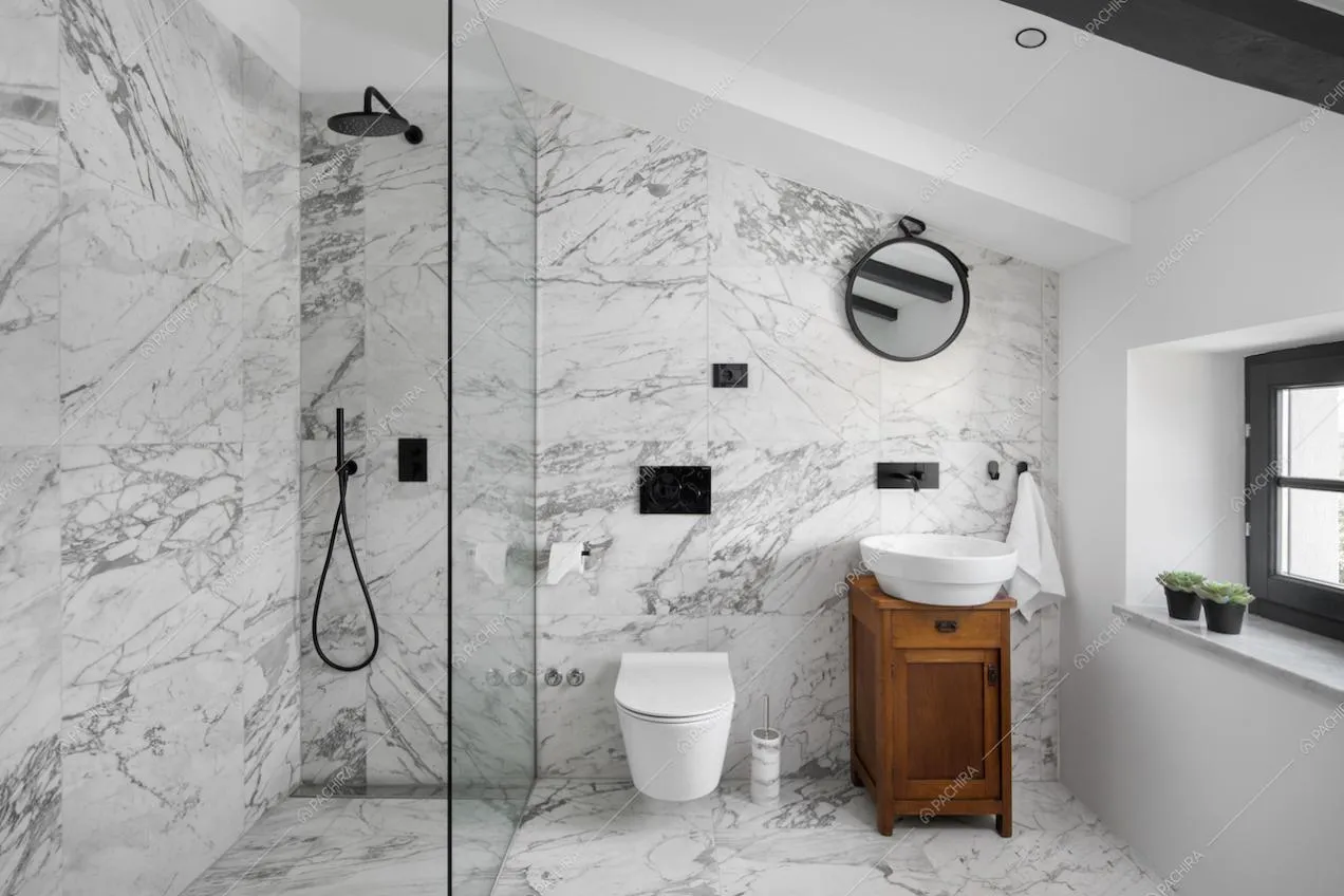 L'elegante bagno in marmo di questa villa moderna