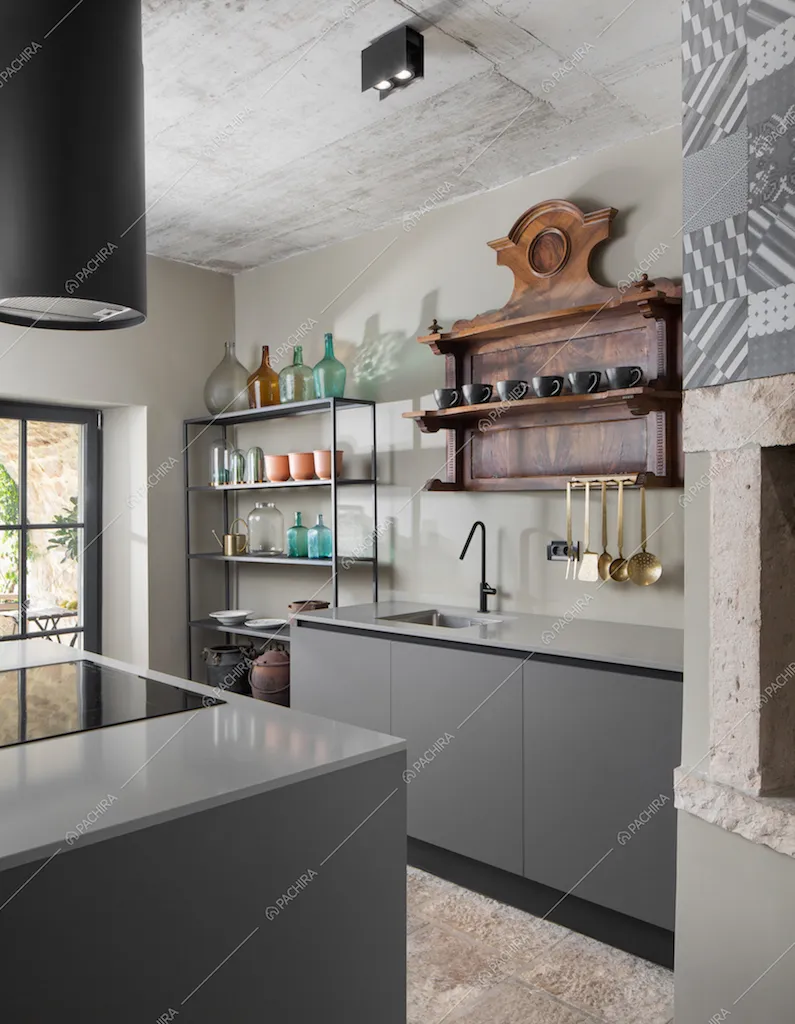 La Cucina della Location Pruno fonde elementi antichi e moderni