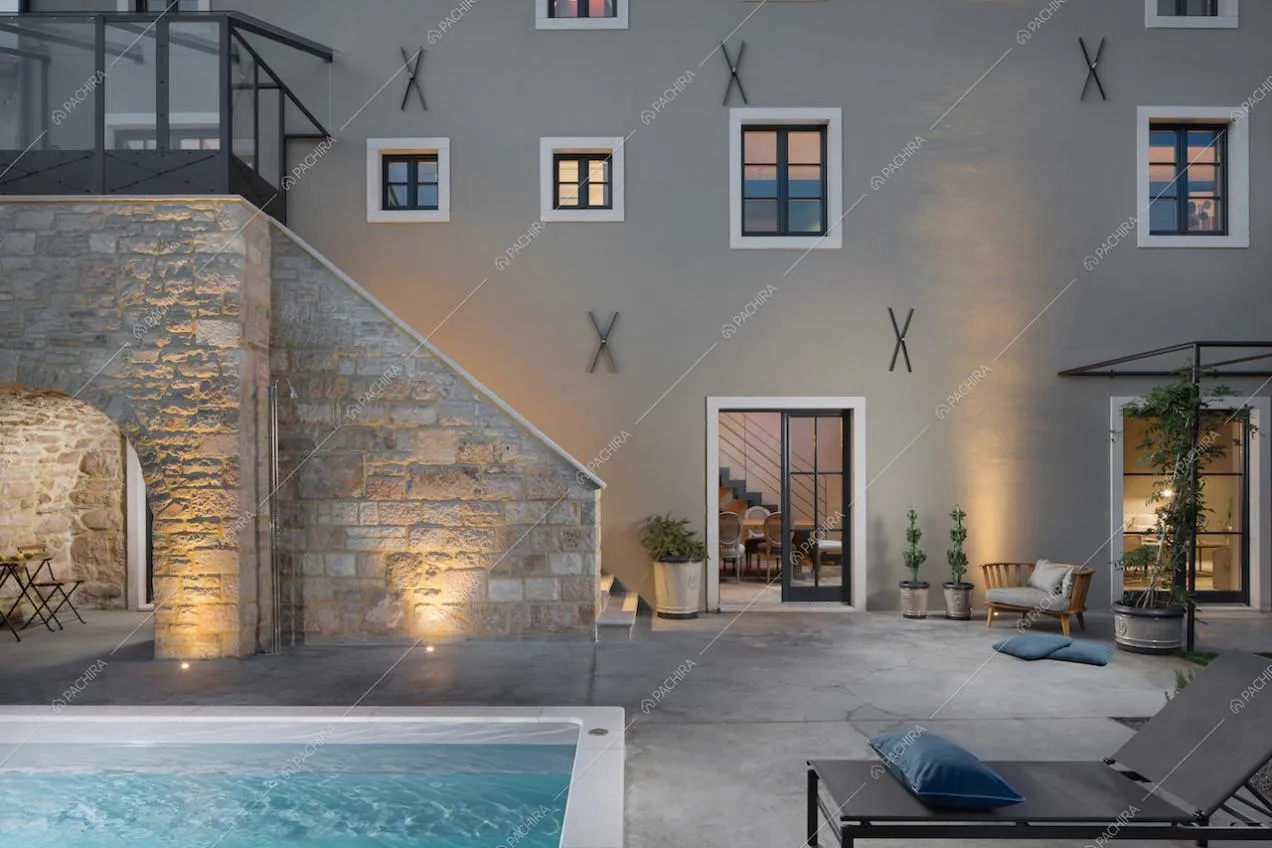 La facciata illuminata di questa villa antica completamente ristrutturata