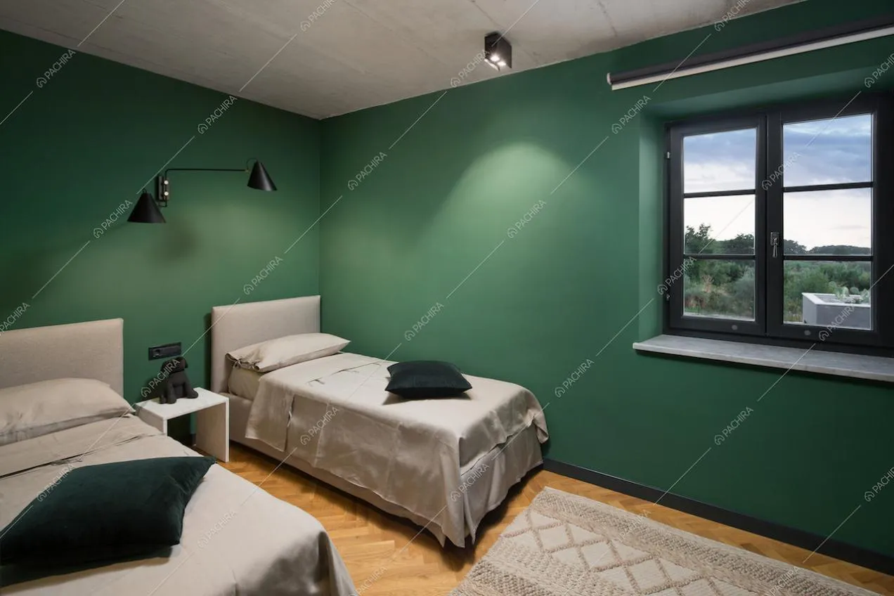 La cameretta dei bambini colorata interamente di verde