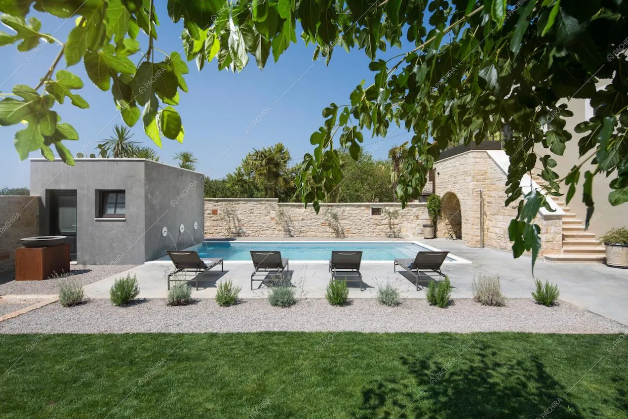 La vista della piscina e del prato della Location Pruno
