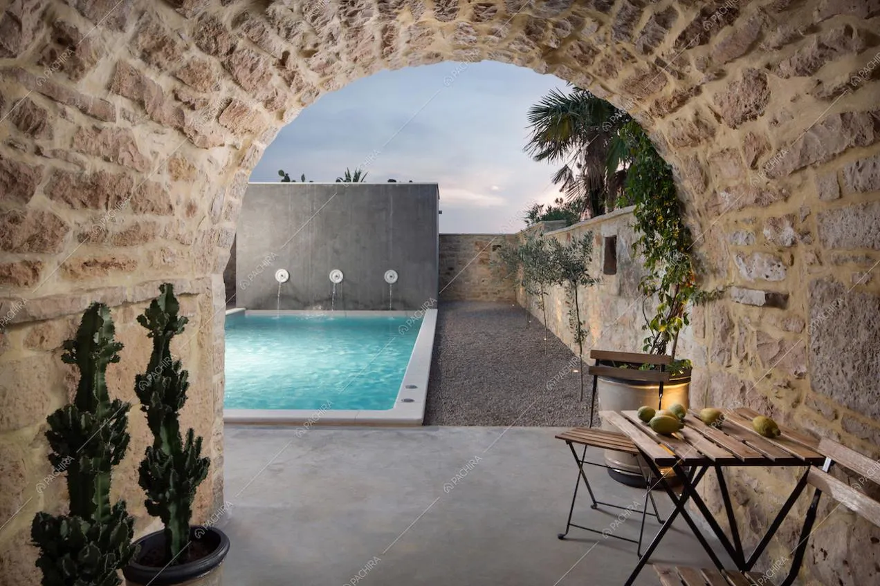 La piscina esterna illuminata